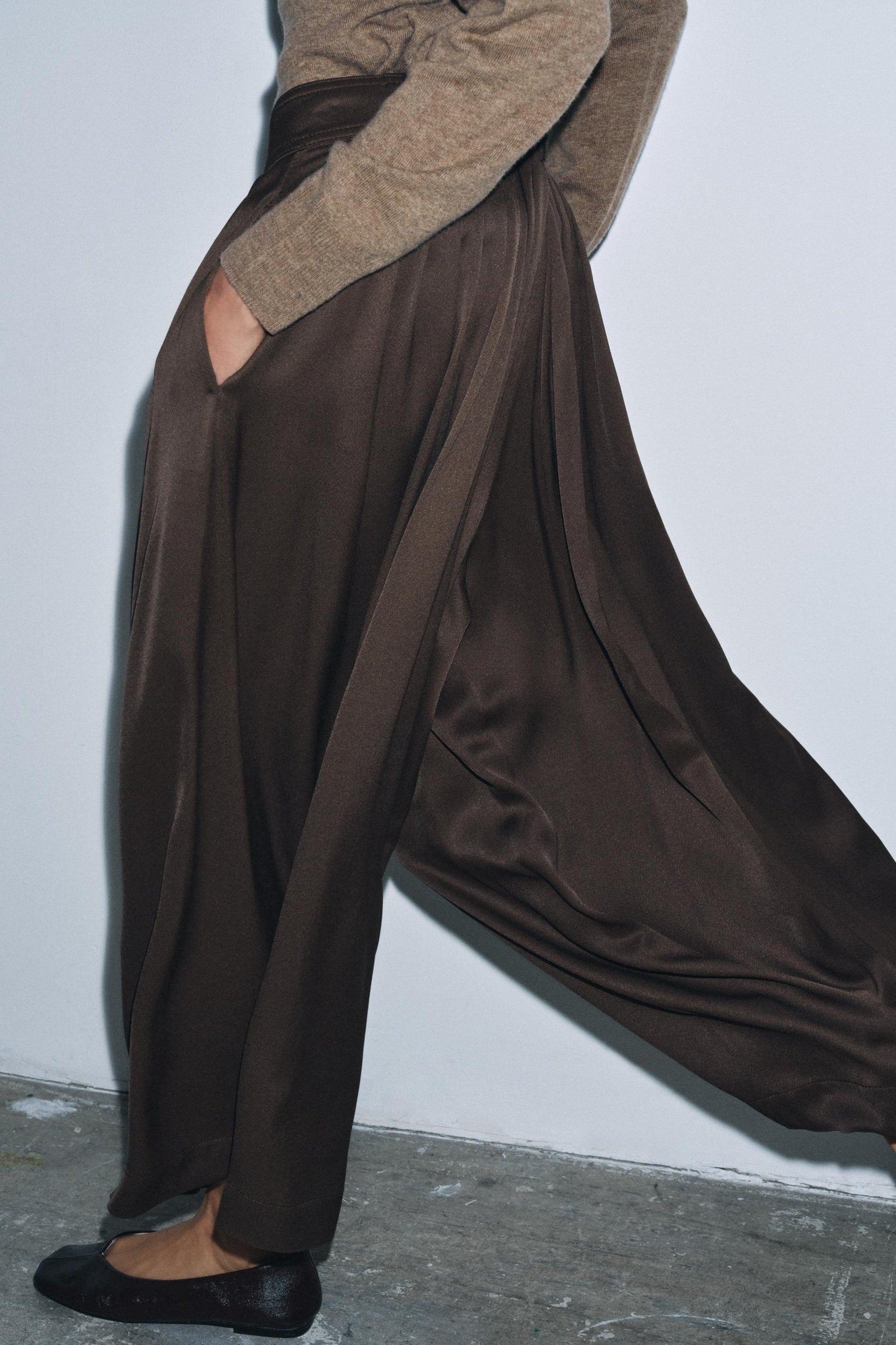 WIDE-LEG PLEATED TROUSERS