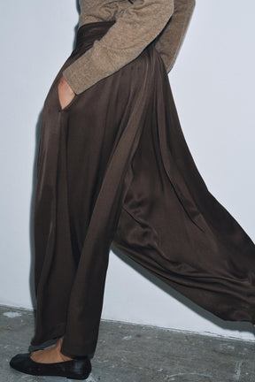 WIDE-LEG PLEATED TROUSERS