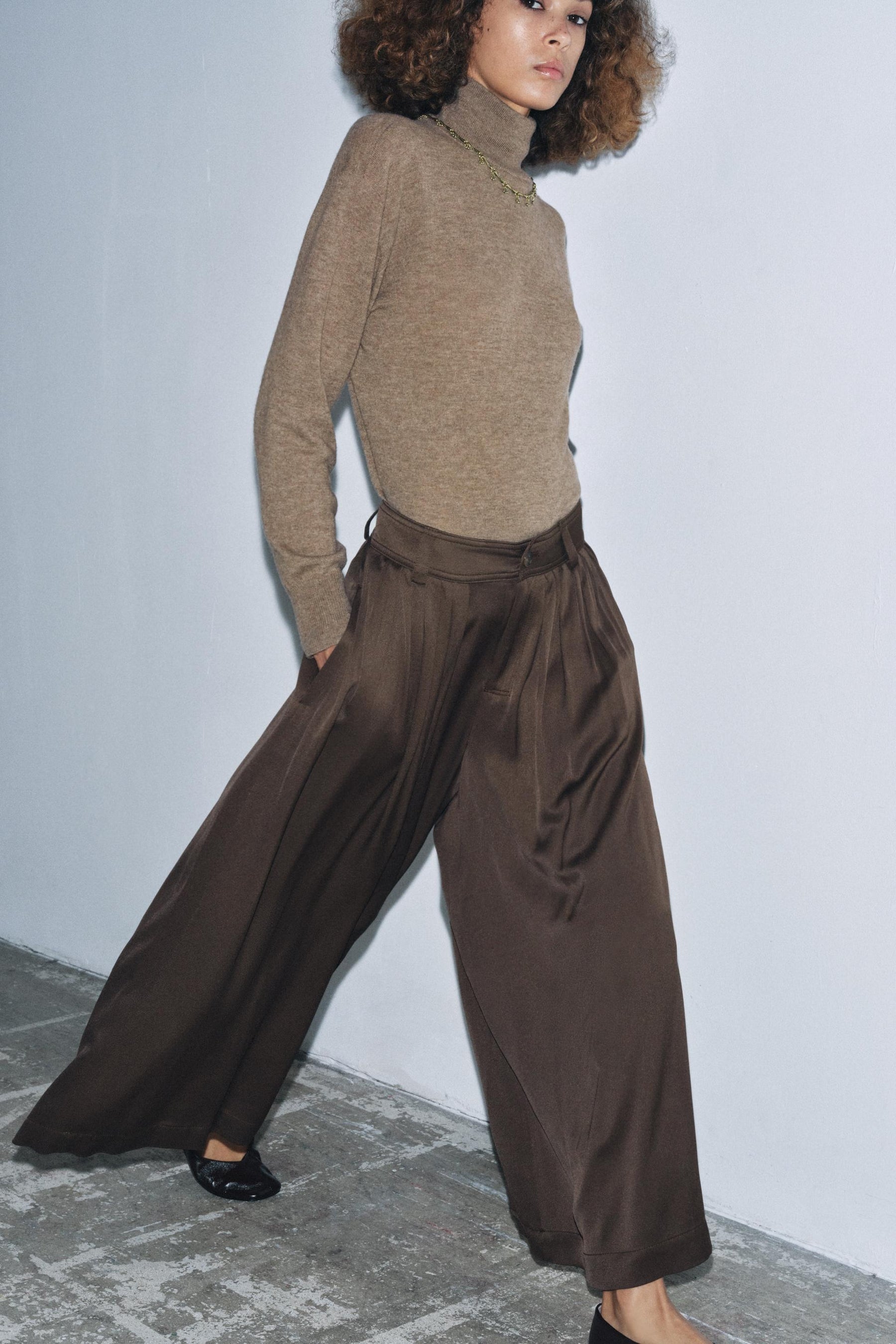 WIDE-LEG PLEATED TROUSERS