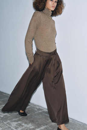 WIDE-LEG PLEATED TROUSERS