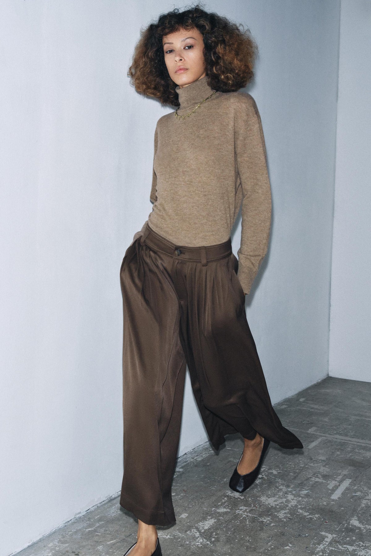 WIDE-LEG PLEATED TROUSERS