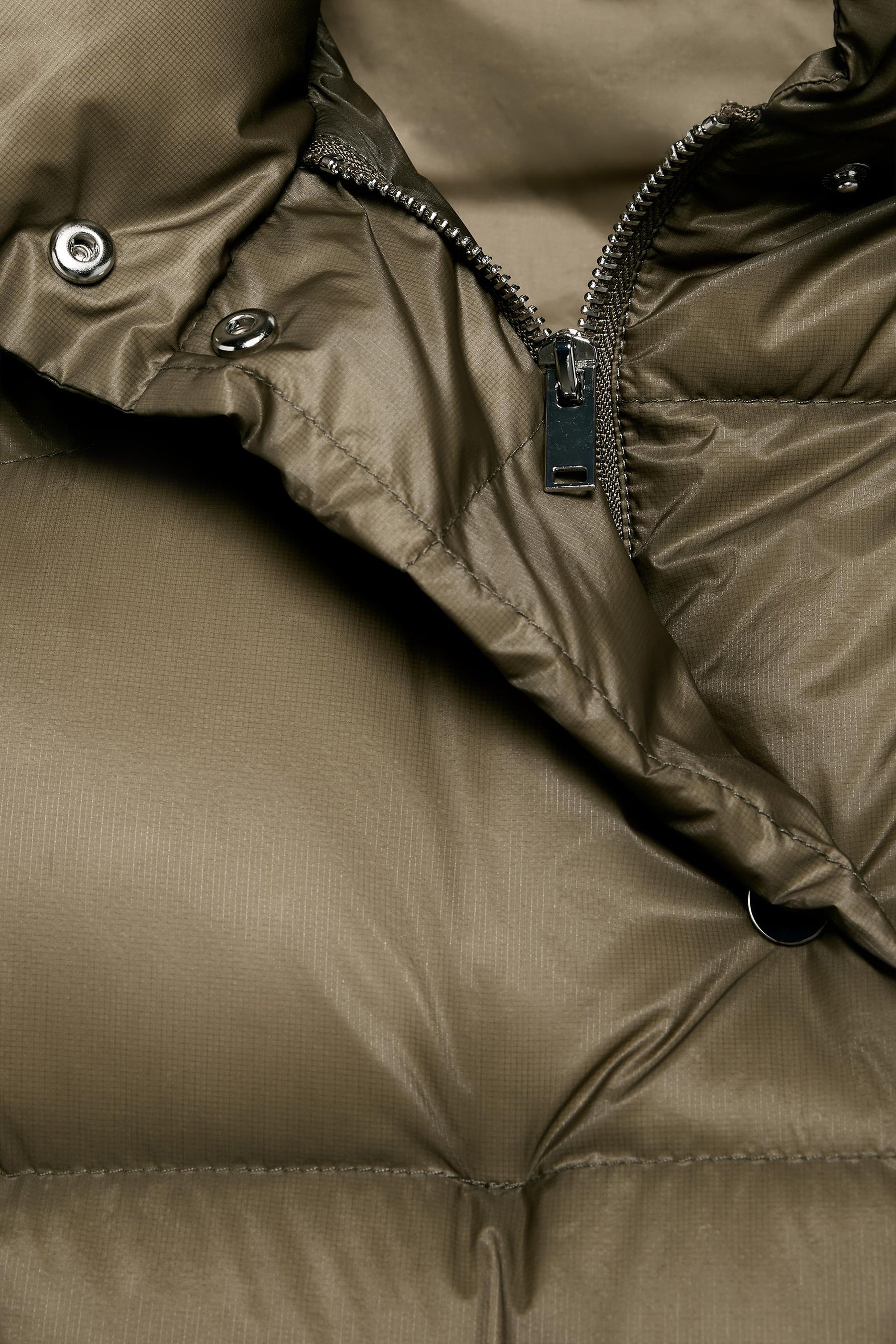 Water-repellent puffer jacket