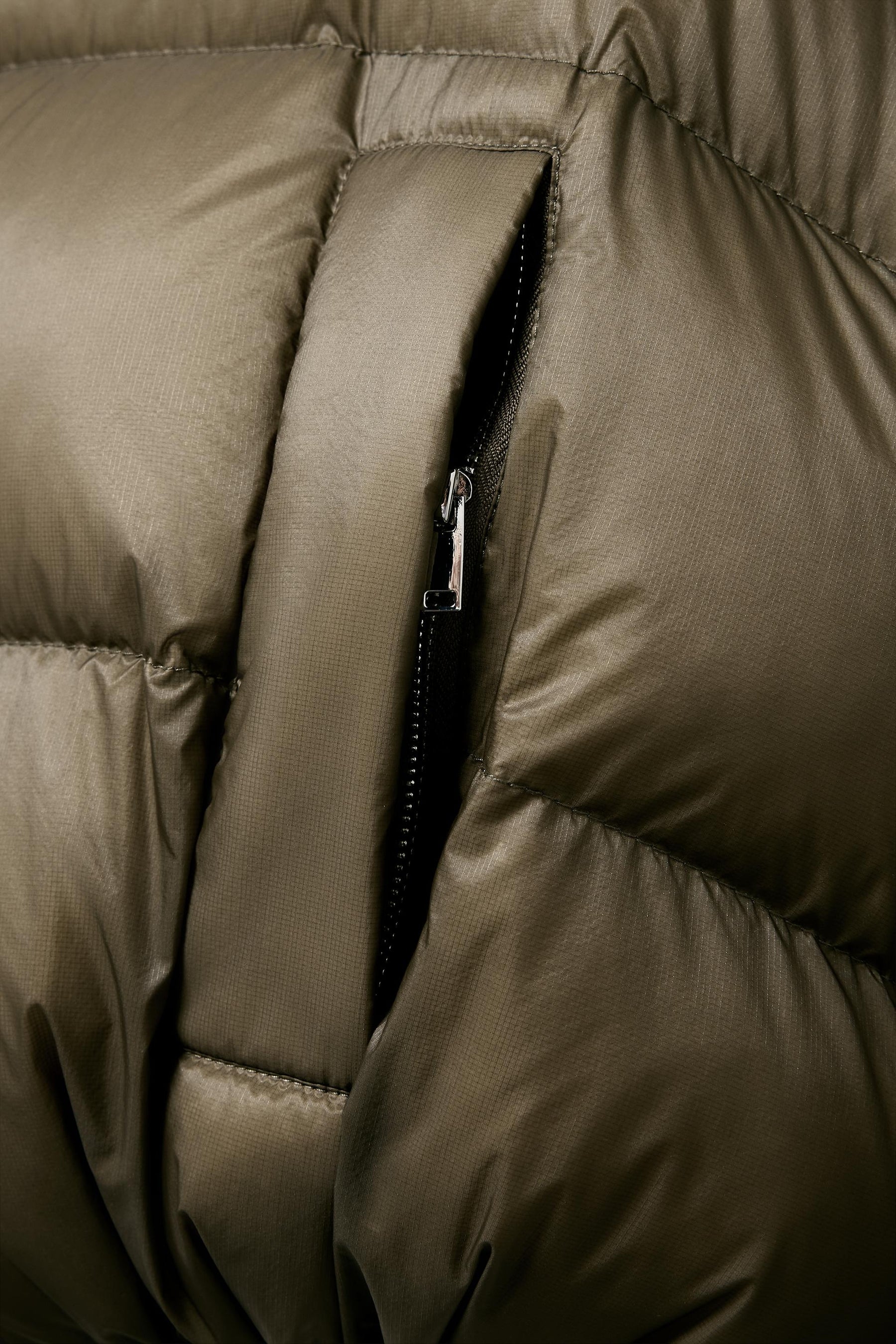 Water-repellent puffer jacket