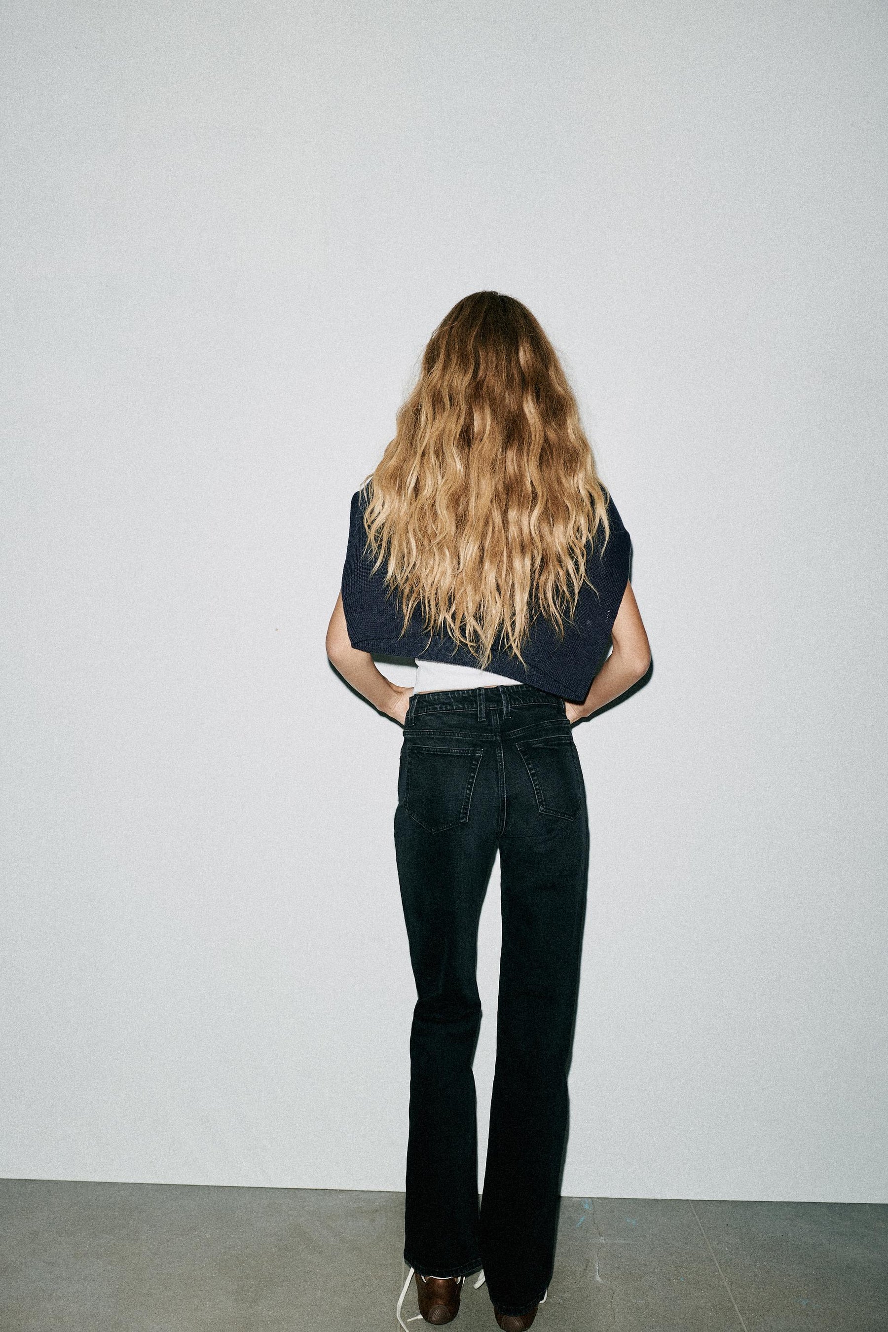 HIGH-WAIST STRAIGHT JEANS