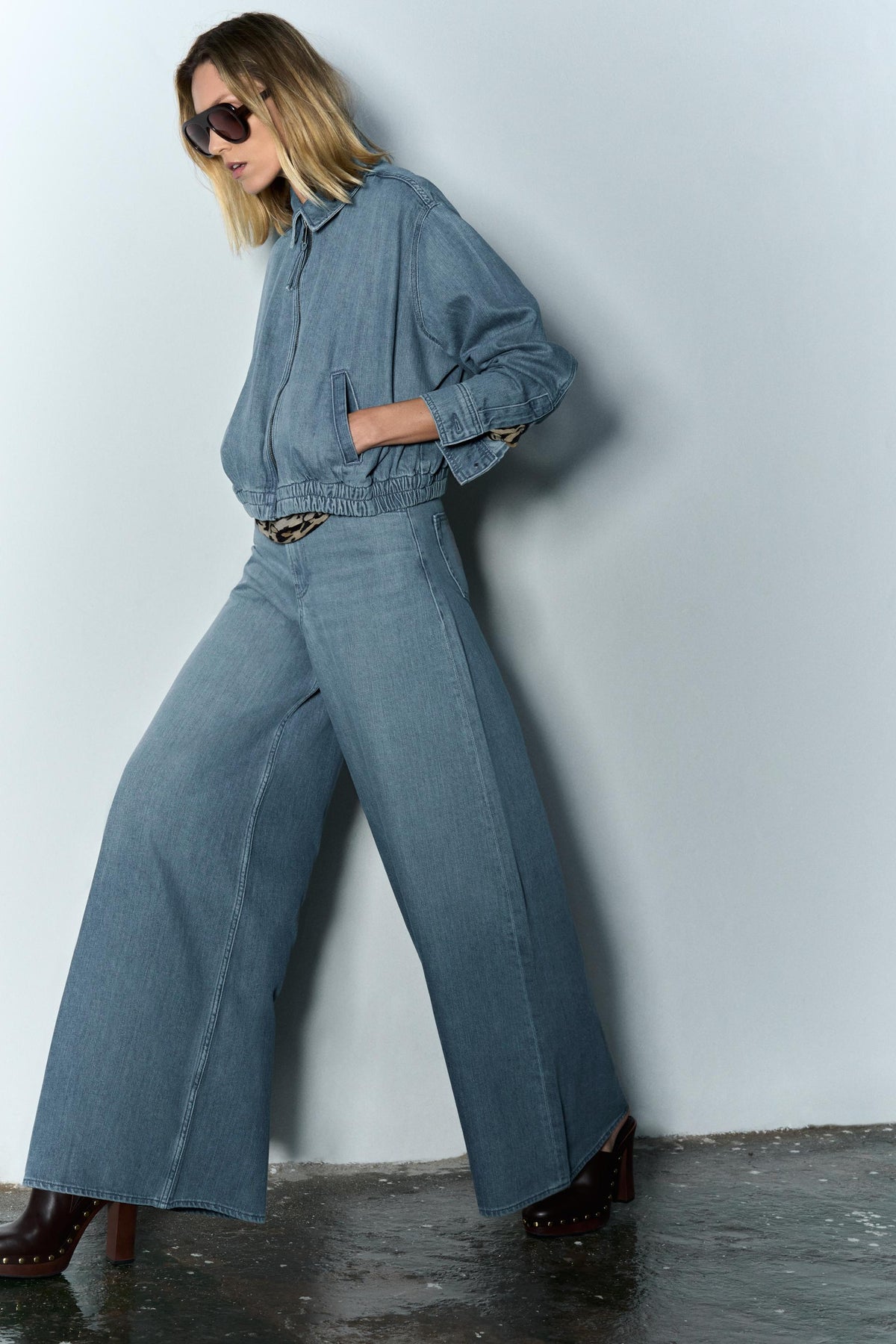 Wide-leg high-waist jeans