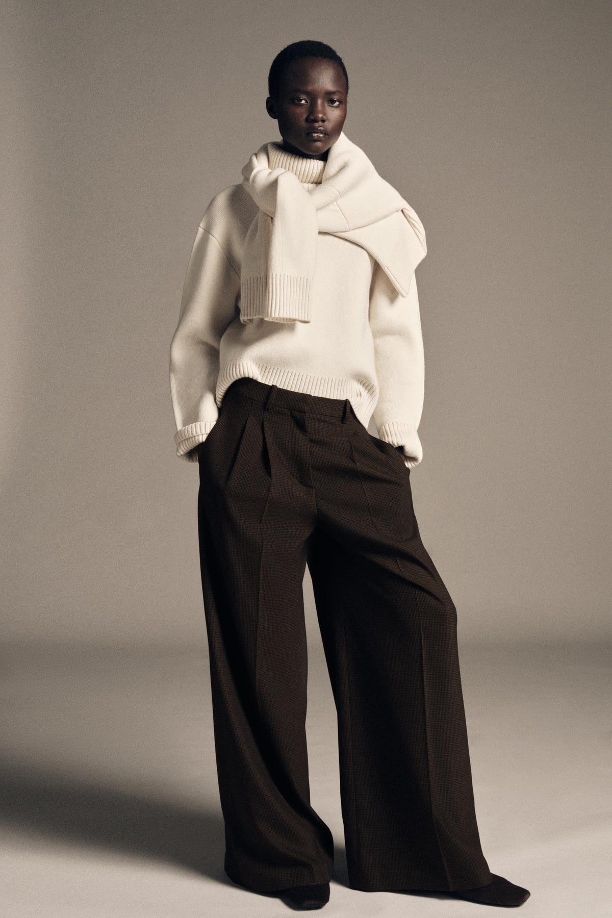 Wide-leg pleated trousers