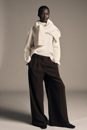 Wide-leg pleated trousers