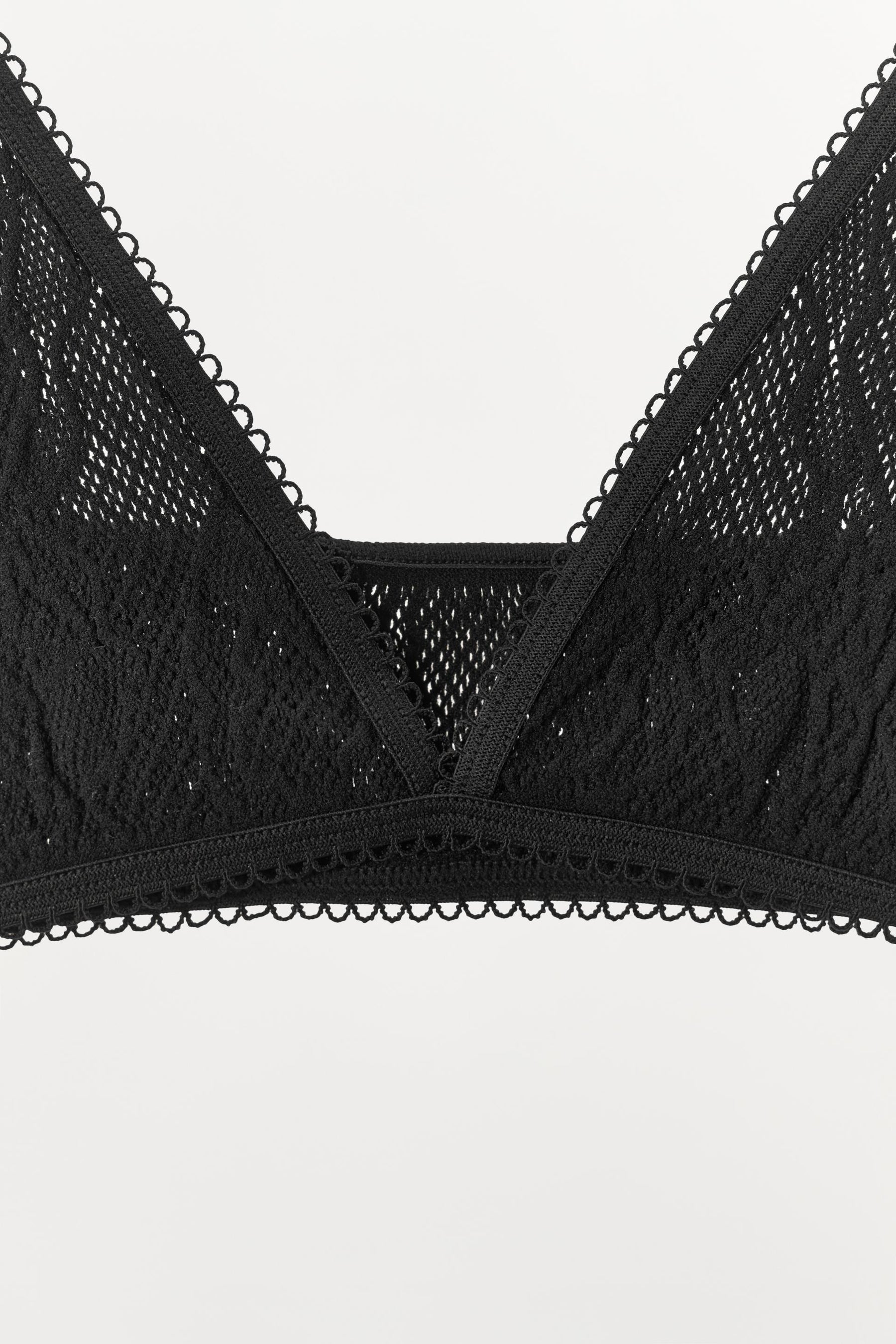 SEAMLESS LACE BRALETTE