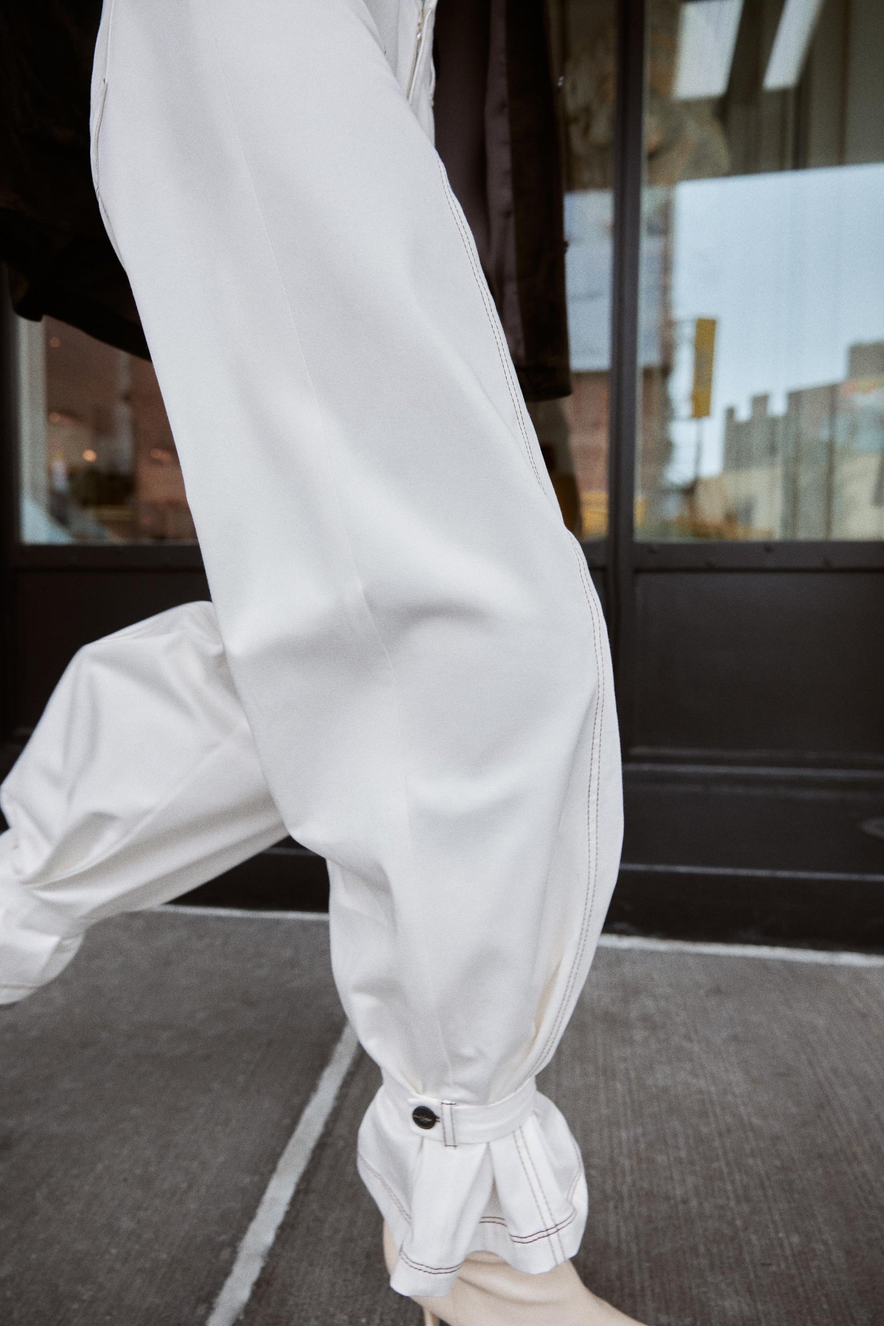 CONTRAST TOPSTITCHED TROUSERS