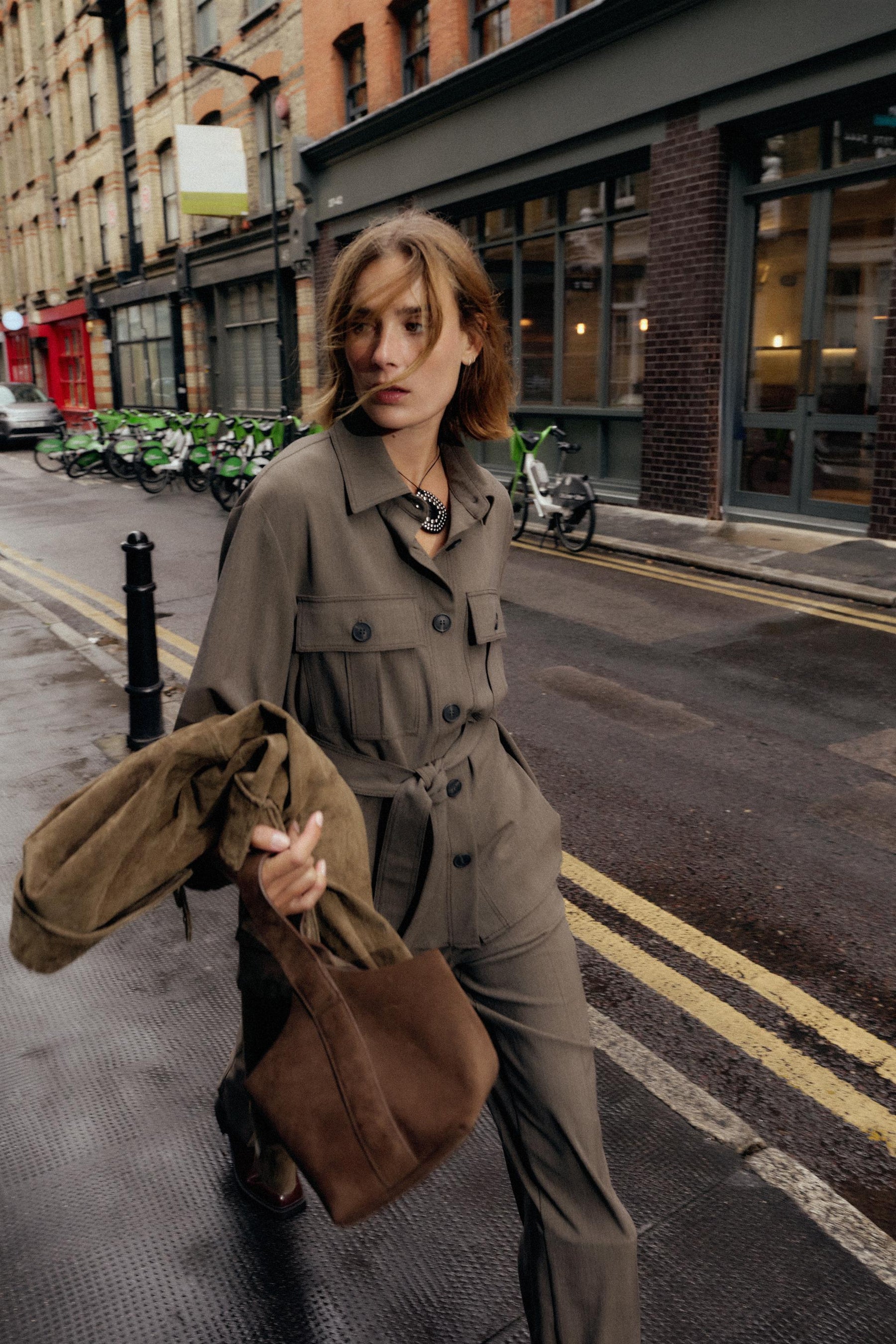 STRAIGHT-LEG TROUSERS WITH TOPSTITCHING