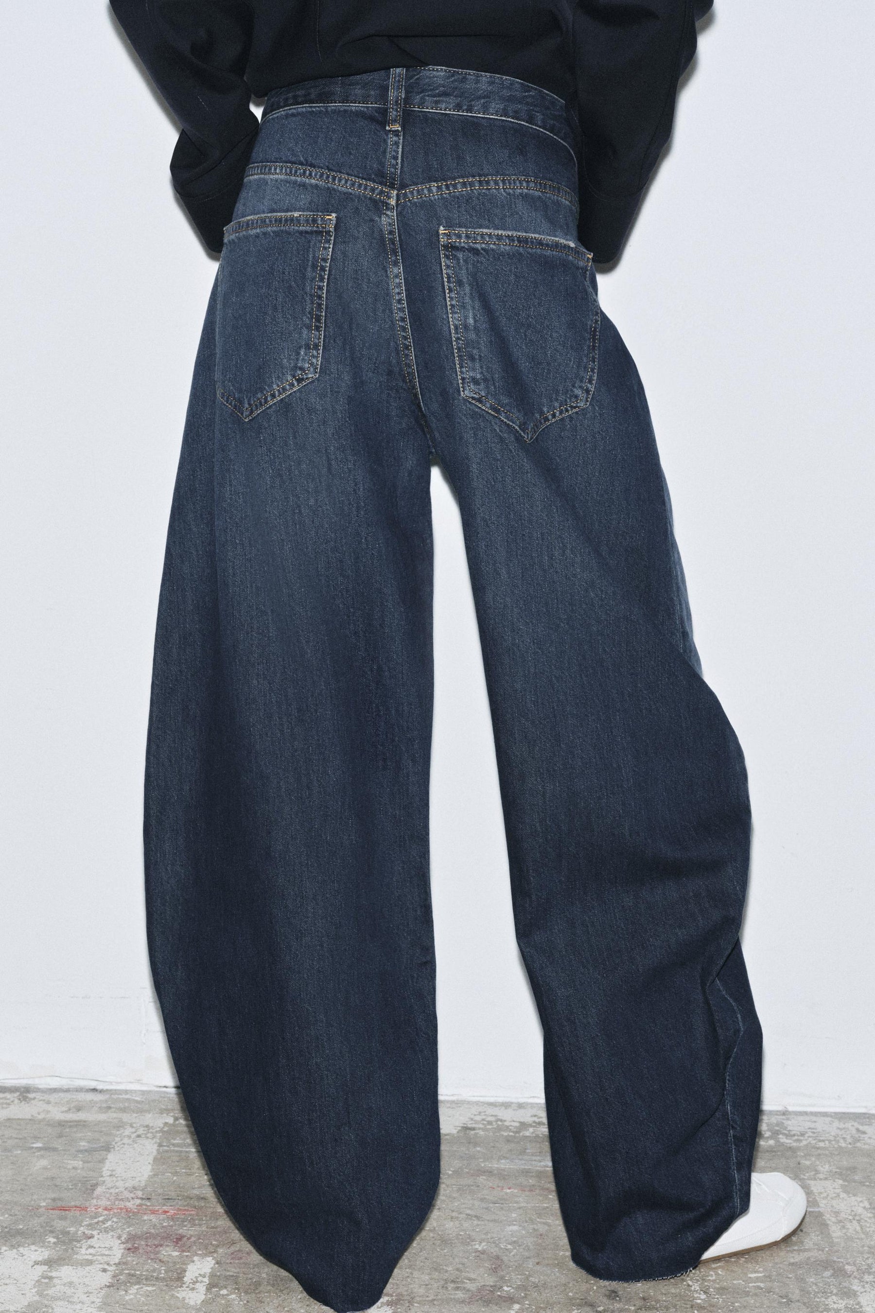 Barrel Mid-Waist Jeans