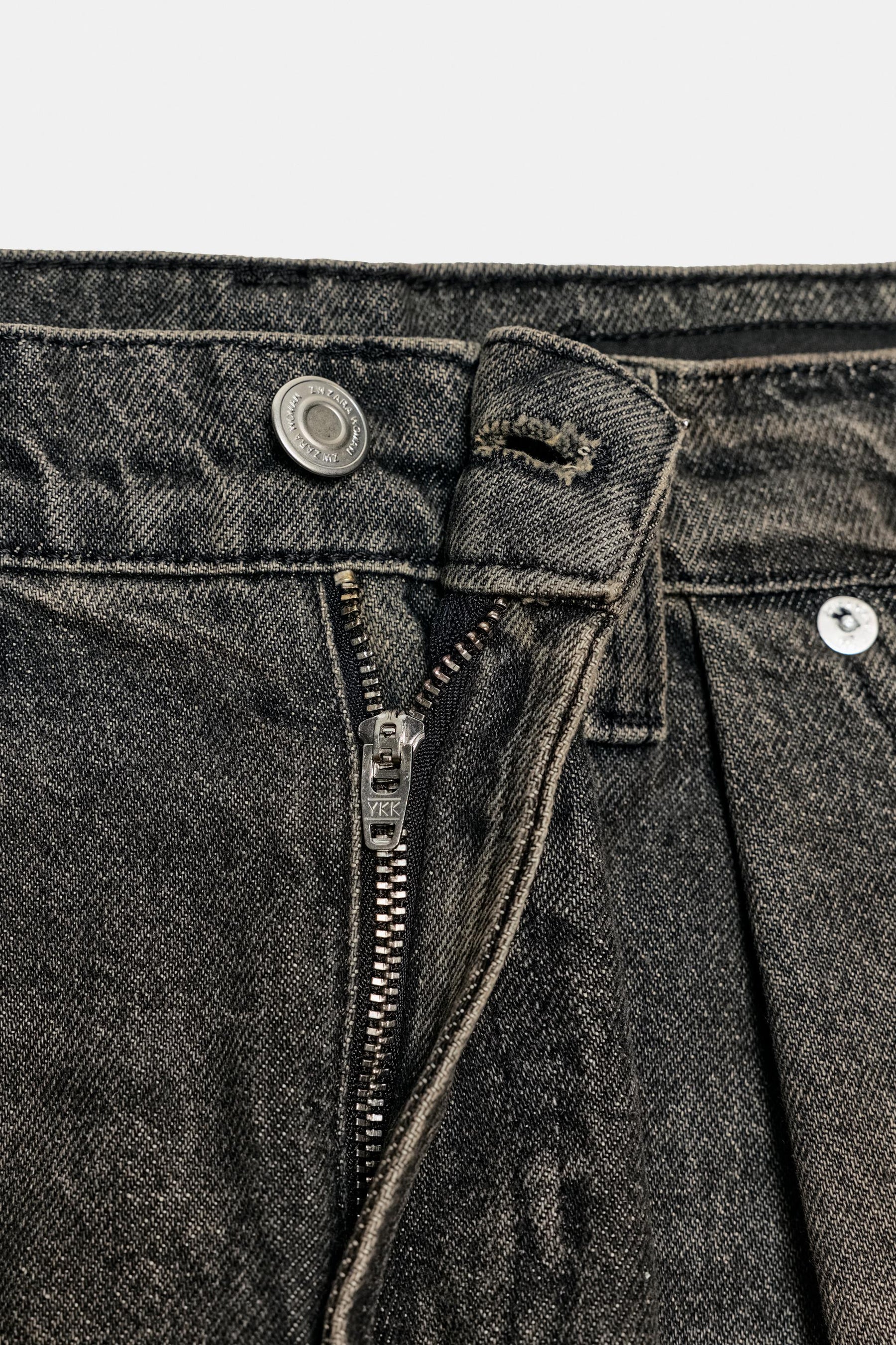 Wide-leg mid-waist jeans