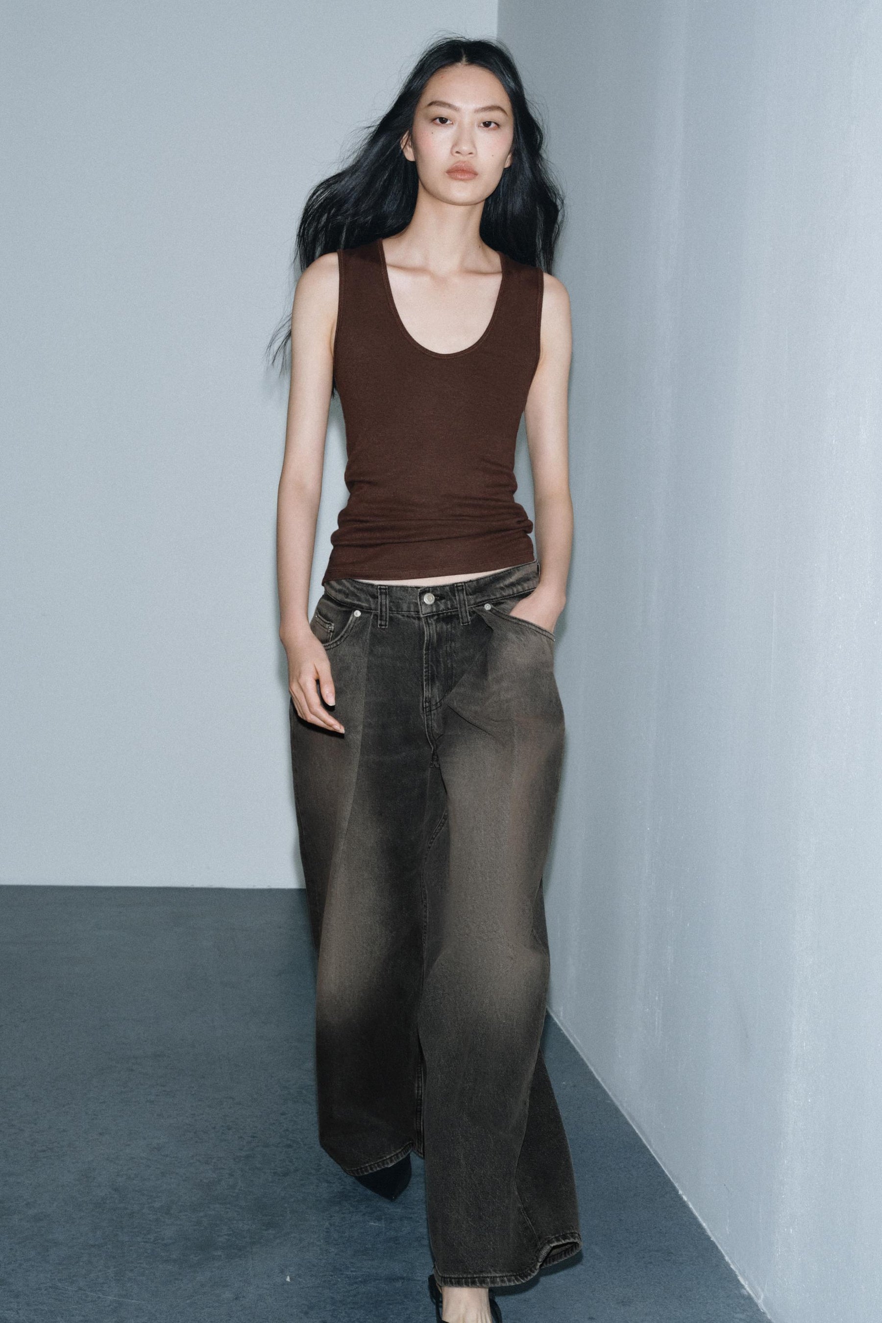 Wide-leg mid-waist jeans