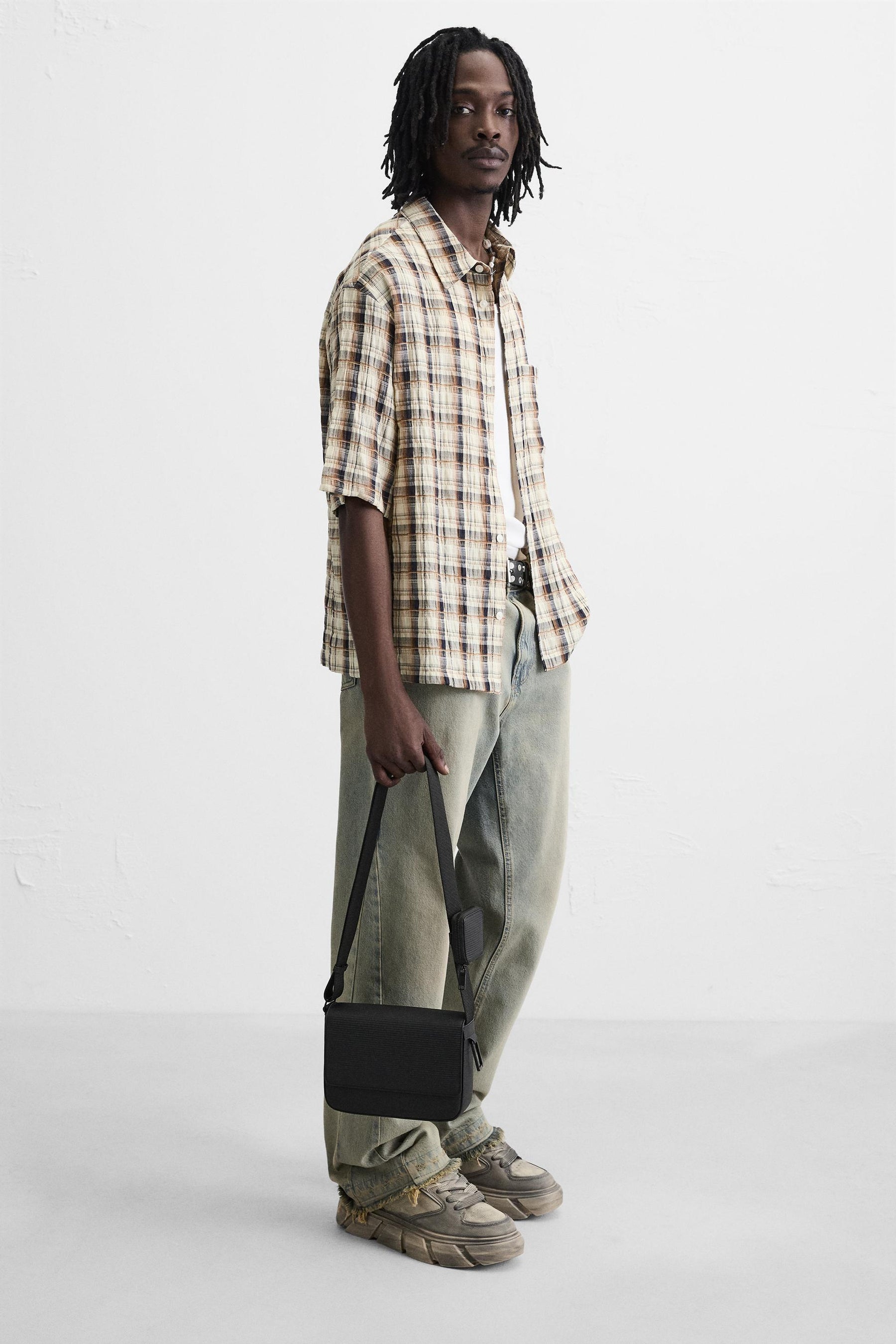 RUBBERISED TEXTURED CROSSBODY BAG - Image 2