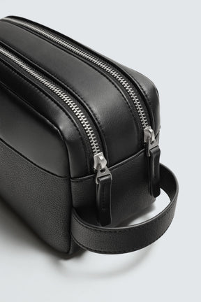 TEXTURED TOILETRY BAG