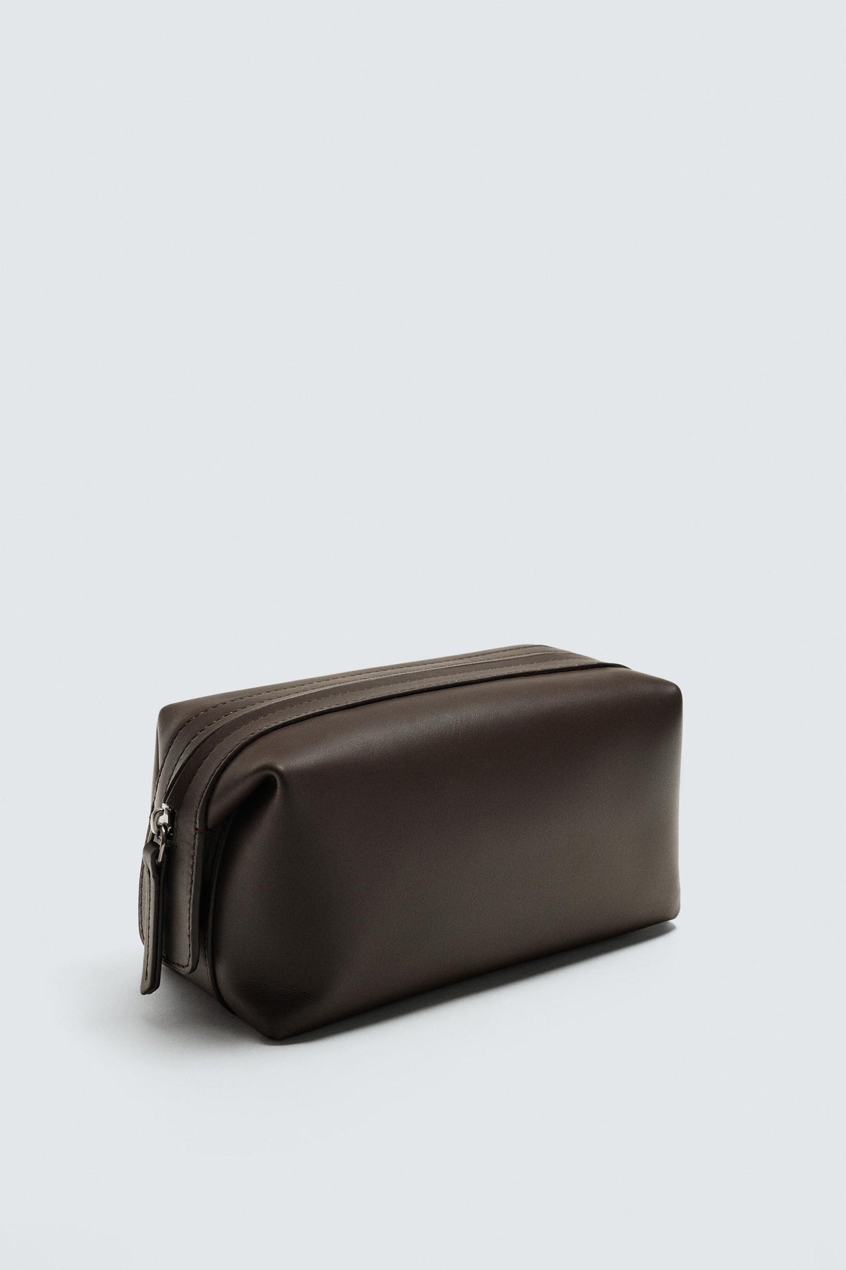 LEATHER TOILETRY BAG - Image 2