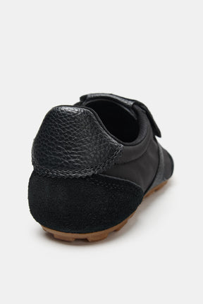 SNEAKERS WITH TONGUE DETAIL